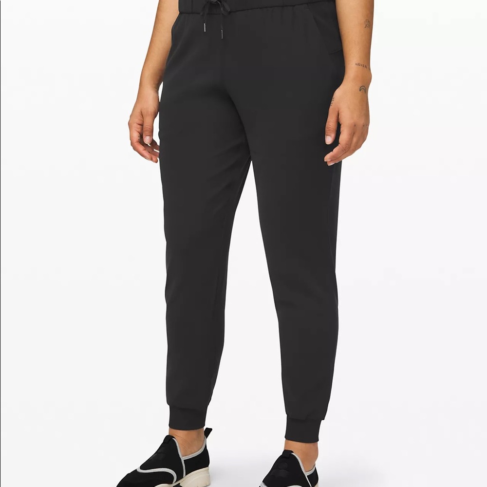 NEW WITH TAGS- Lululemon On the Fly Jogger 28" Woven. Black, size 2